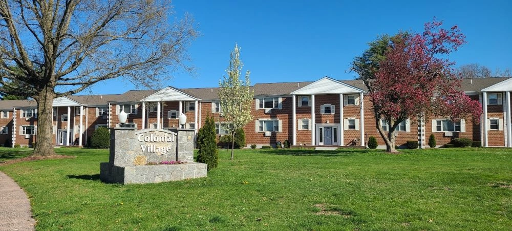 Colonial Village Apartments Banner 4